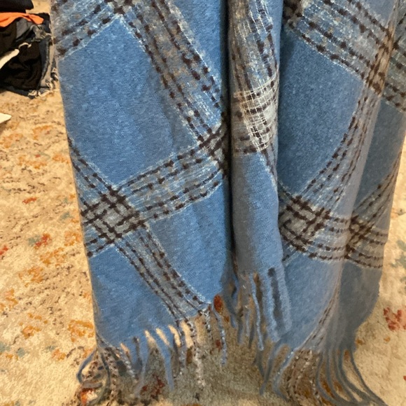 SUPER soft fringe poncho - Picture 4 of 4